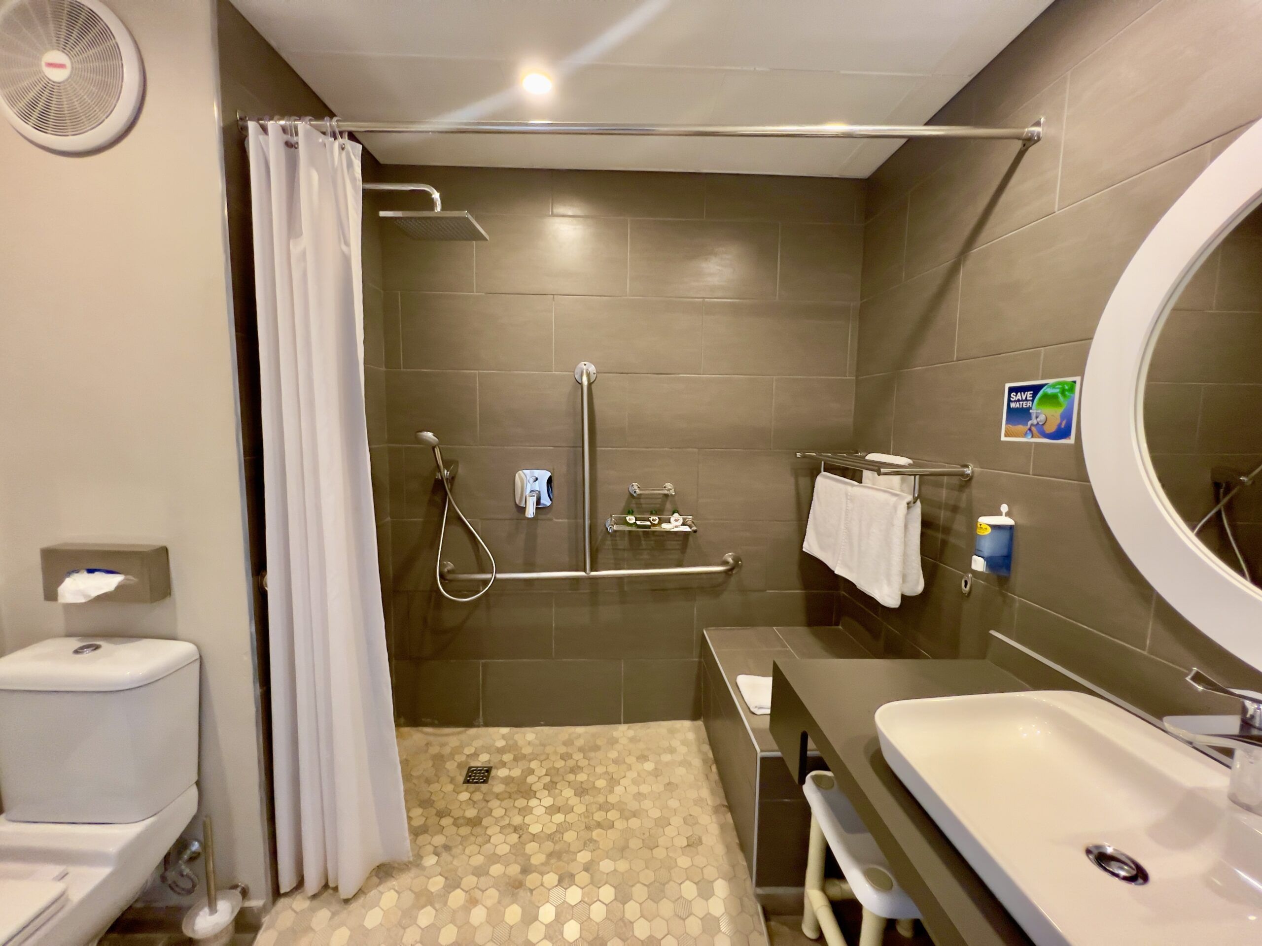 Wheelchair accessible en-suite room
