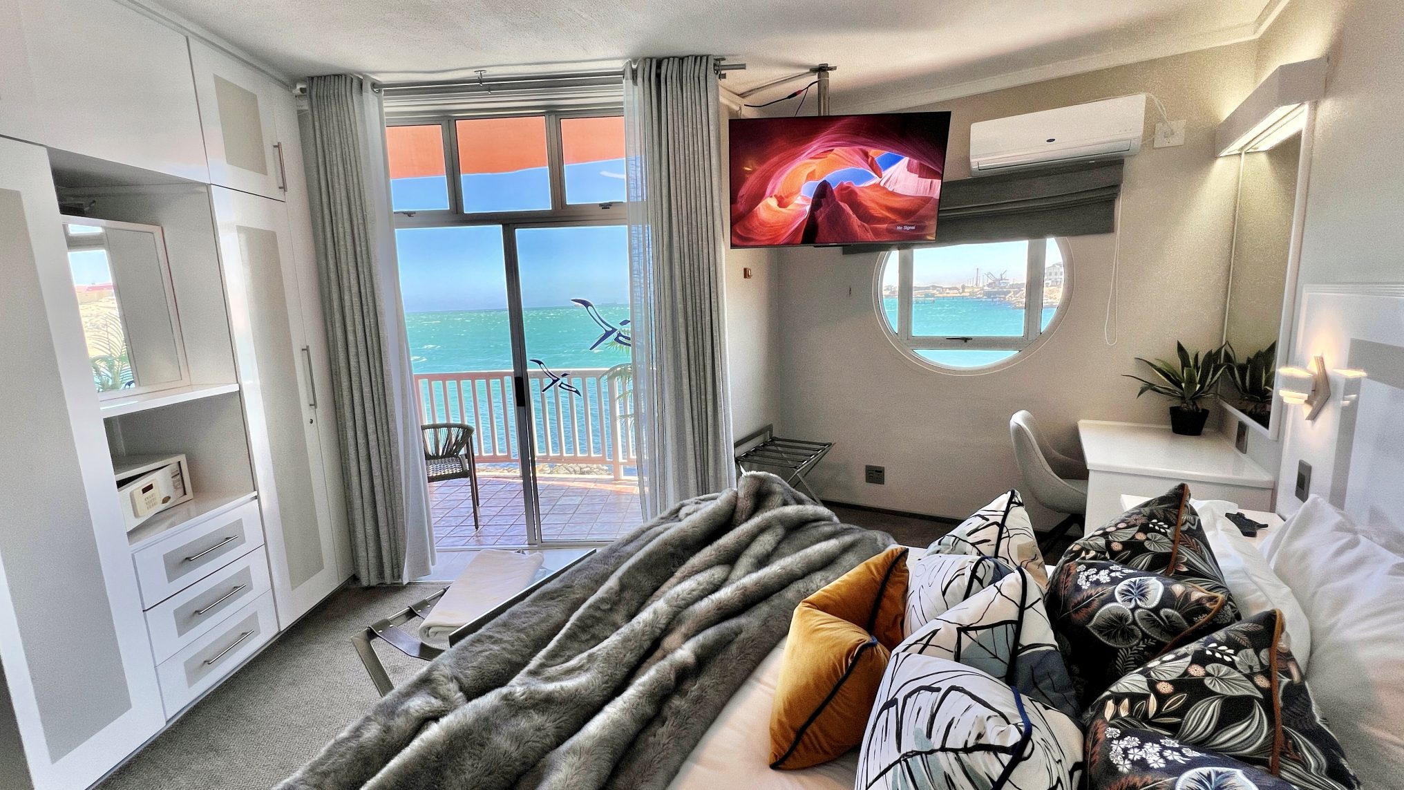 Flamingo suite room at Lüderitz Nest Hotel